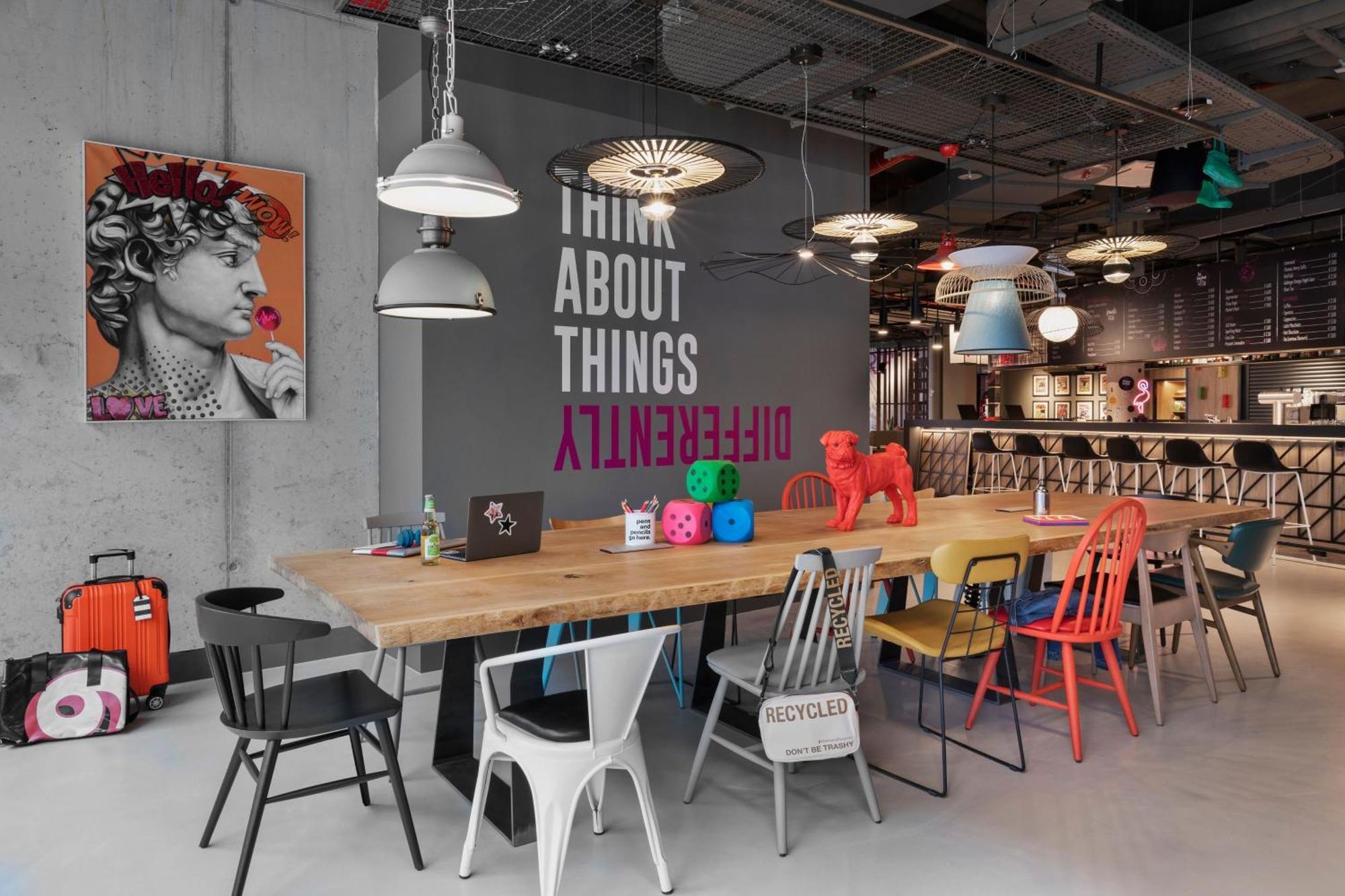 Moxy Duesseldorf City Экстерьер фото