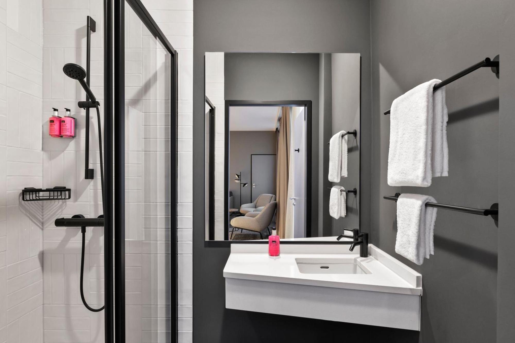 Moxy Duesseldorf City Экстерьер фото