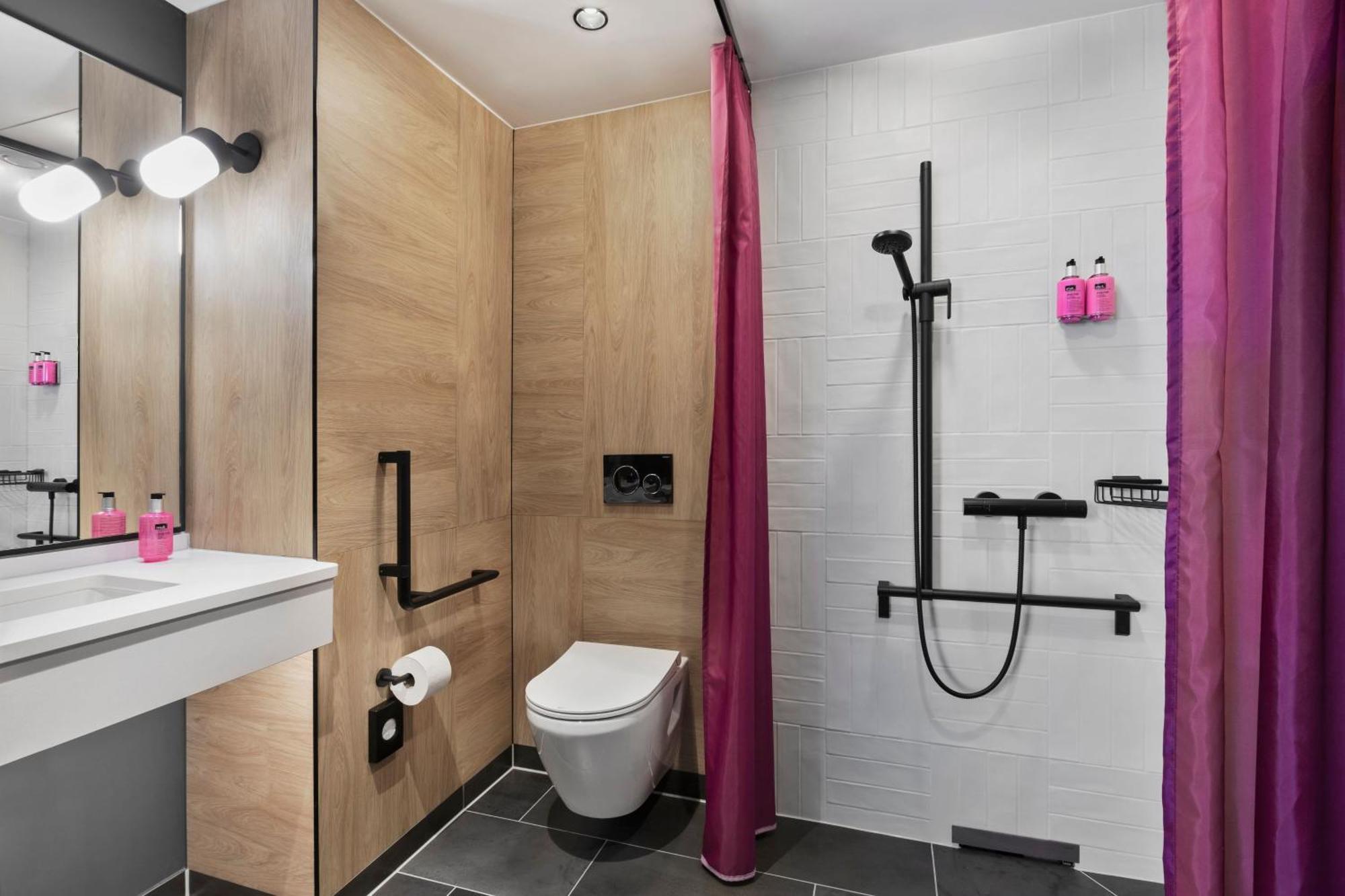 Moxy Duesseldorf City Экстерьер фото