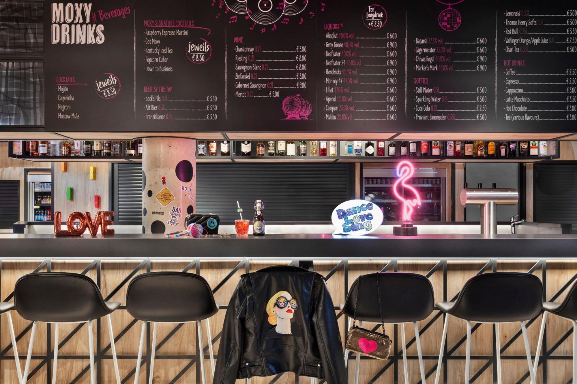 Moxy Duesseldorf City Экстерьер фото