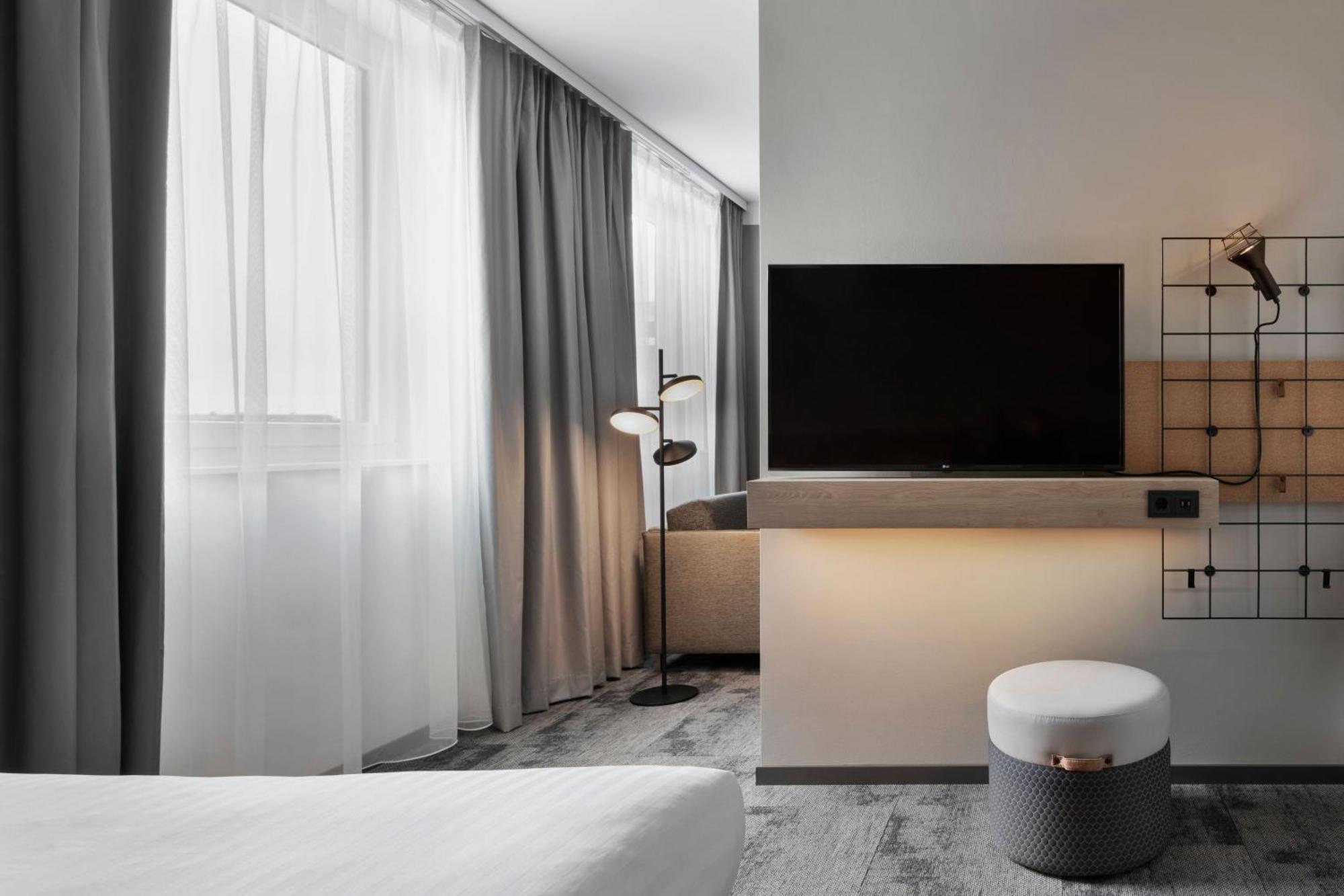 Moxy Duesseldorf City Экстерьер фото