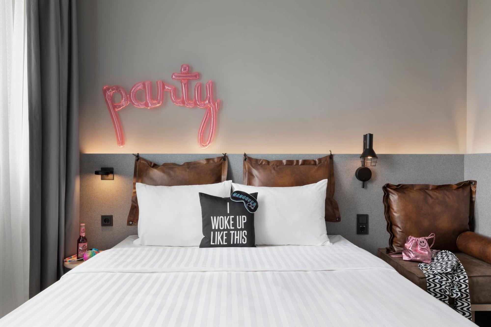 Moxy Duesseldorf City Экстерьер фото