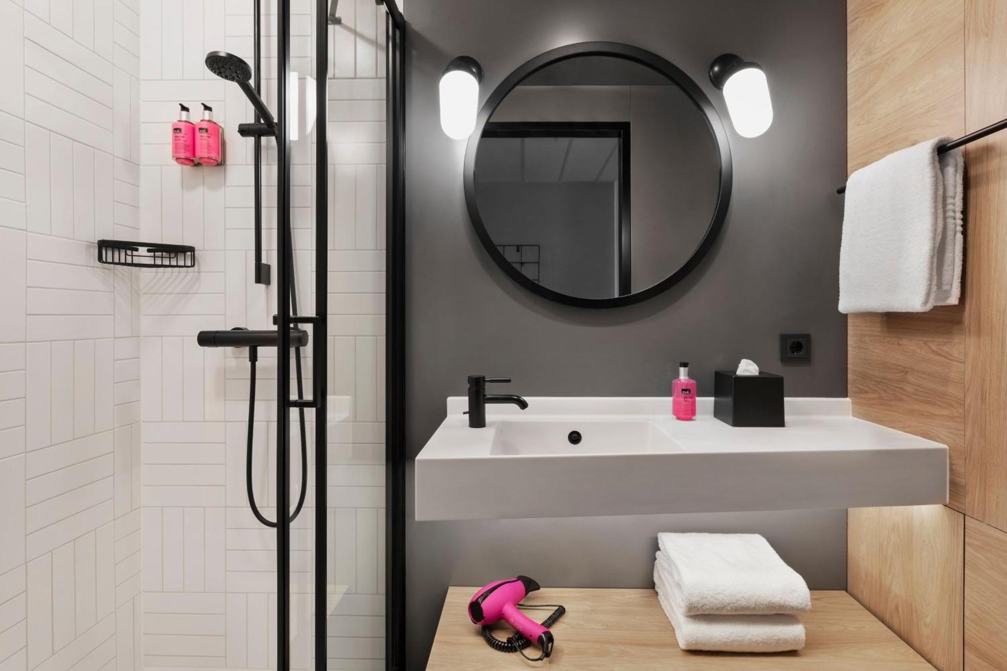 Moxy Duesseldorf City Экстерьер фото