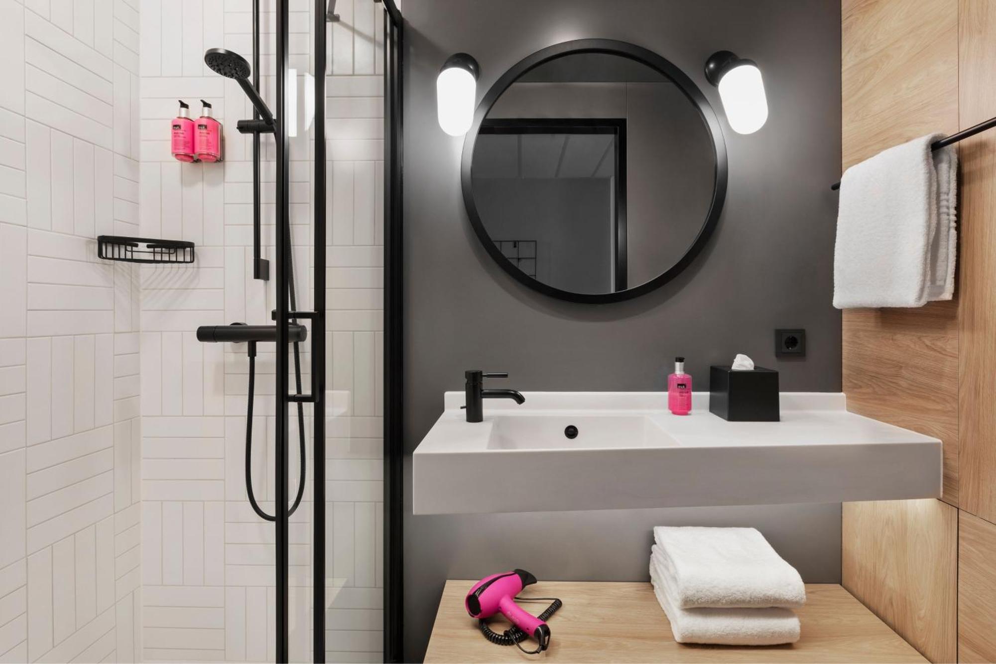 Moxy Duesseldorf City Экстерьер фото