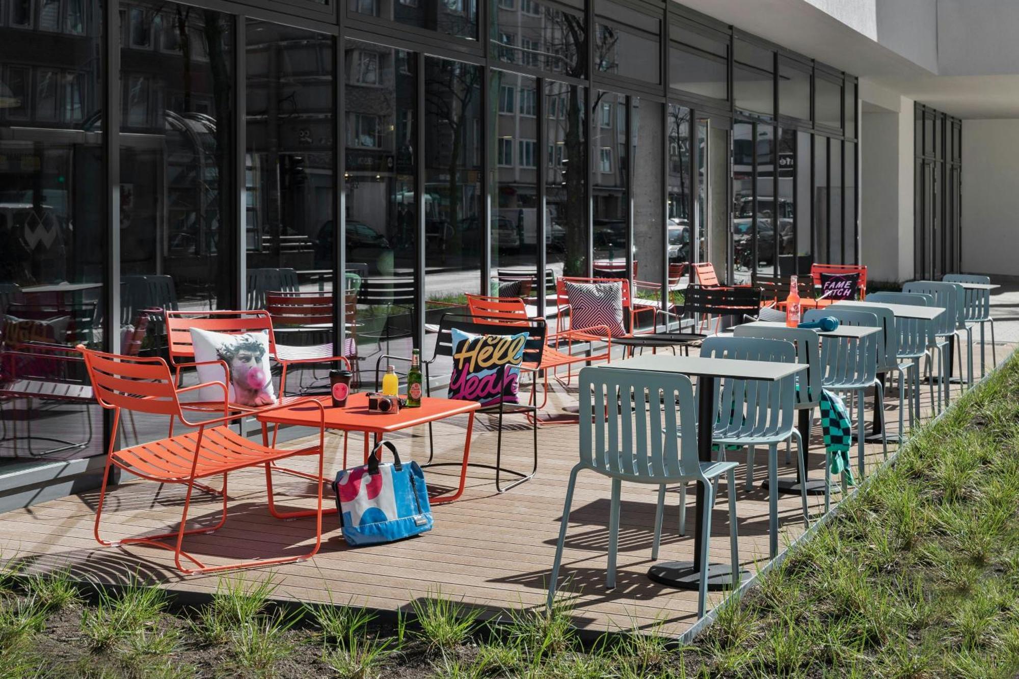 Moxy Duesseldorf City Экстерьер фото